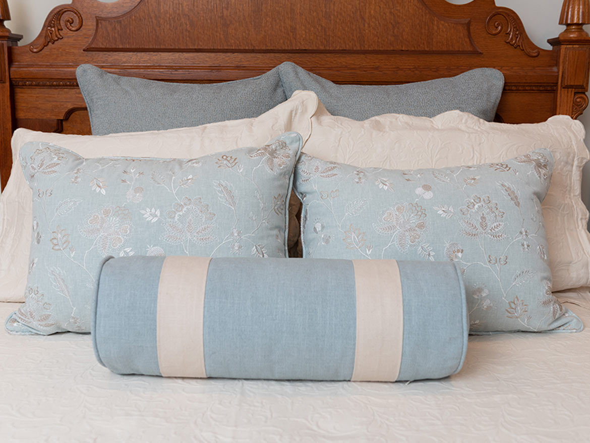Bedding-with-pillows-Light-blue